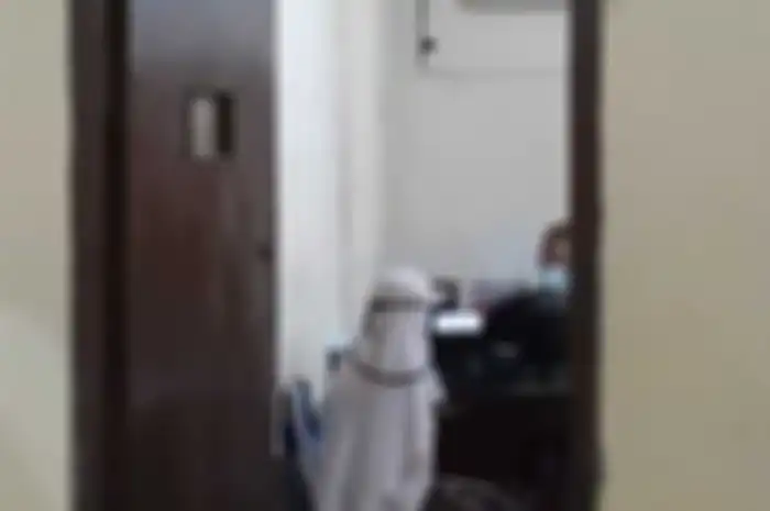 Seorang ibu muda berinisial SM (17) menderita trauma berat setelah berhasil kabur dari kontrakan suaminya di Griya Parung Panjang, Blok DII, nomor 4A, RT 003/RW 004, Desa Kapasiran, Kecamatan Parung Panjang, Kabupaten Bogor, Jawa Barat.