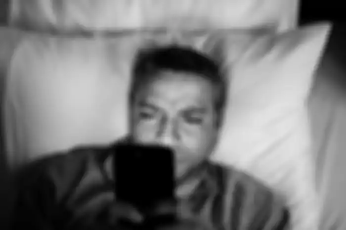 Segera Hindari Kebiasaan Membawa Ponsel Ketika Tidur Kalau Tak Mau Merasakan 3 Masalah Kesehatan ini, Bisa Bikin Istirahat Tidak Nyenyak Sampai Masalah Otak!