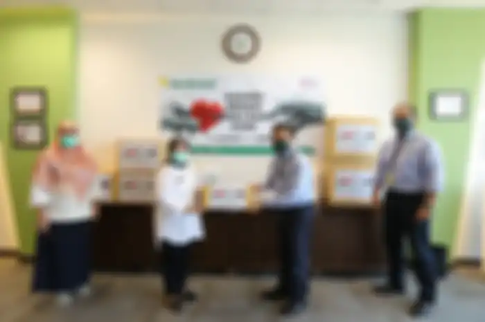 Direktur Utama RSUP Fatmawati, dr. President Director Jayaboard Andi Chandra didampingi Indra Budiman saat memberikan bantuan hasil kolaborasi Jayaboard, arsitek, dan masyarakat kepada Mochammad Syafak Hanung, Sp.A, MPH dan Kepala Bidang Pelayanan Penunjang Medis RSUD Pasar Rebo, dr. Desma Eri, MARS.