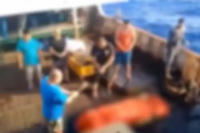 Sebuah tangkapan layar dari video yang dipublikasikan media Korea Selatan MBC memperlihatkan, eorang awak kapal tengah menggoyang sesuatu seperti dupa di depan kotak yang sudah dibungkus kain berwarna oranye. Disebutkan bahwa kotak tersebut merupakan jenazah ABK asal Indonesia yang dibuang ke tengah laut oleh kapal asal China. 