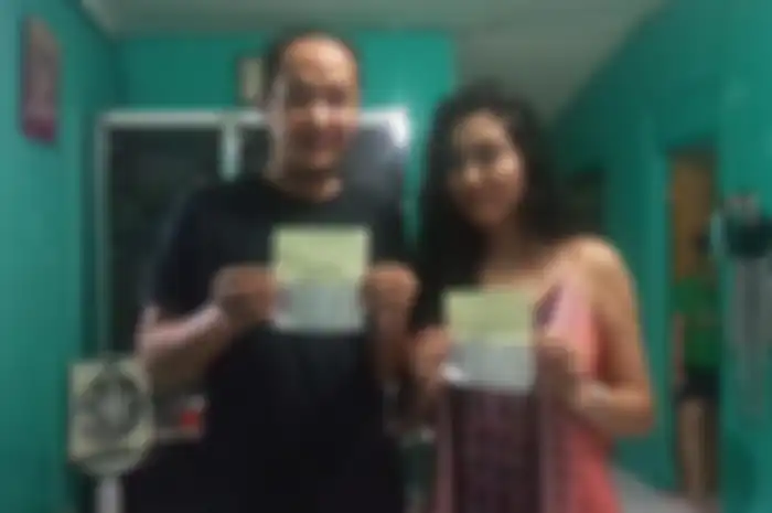 Edo Junaidi (35) dan pujaan hatinya Kurbanbaeva Aiperi (19) yang merupakan warga negara Kyrgyzstan menunjukkan paspor, Rabu (6/5/2020). Selama lockdown, Aiperi tinggal di rumah Edi di Kelurahan Sukaraja