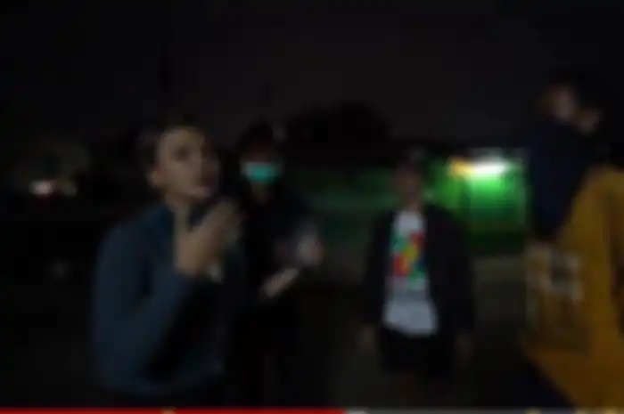Nikita mirzani dan timnya hampir dipukuli preman saat datangi lokasi waria 