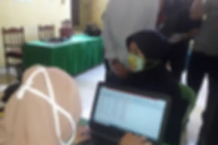 Irma (36), ibu rumah tangga di Kabupaten Gowa, Sulawesi Selatan saat mengembalikan paket sembako yang diterimanya lantaran tak tahan menyaksikan tetangganya kelaparan. Jumat, (8/5/2020).