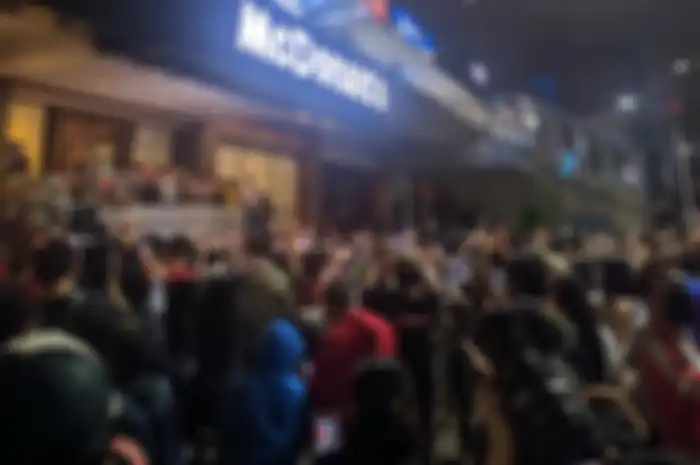 Warga berkerumun di seremoni penutupan McDonald's Sarinah