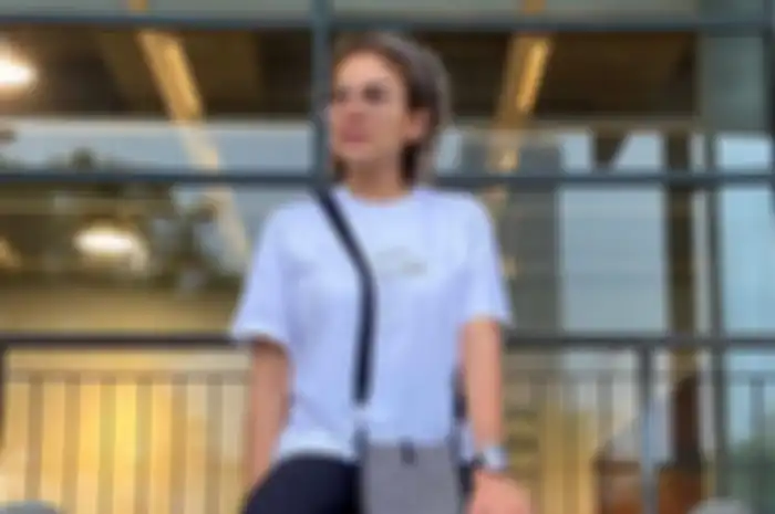 Nikita Mirzani berlinang air mata saat bantuan APD nya dikenakan oleh tenaga medis