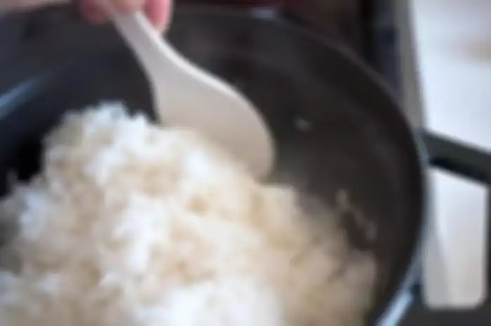 Sebaiknya Memasak Nasi dengan Air Panas atau dengan Air Biasa? Cari Tahu Perbedaanya Supaya Tidak Keliru!