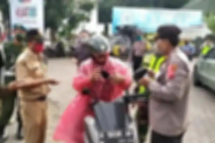 Oknum TNI (jas hujan pink) tak terima diberhentikan oleh petugas meski tak menggunakan masker
