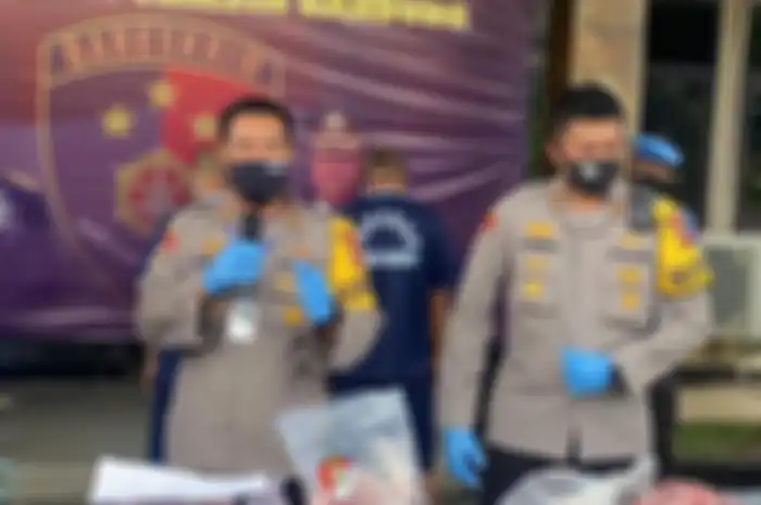Kapolresta Bandung Kombes Pol Hendra Kurniawan tengah memperlihatkan barang bukti daging babi yang dijual sebagai daging sapi di wilayah Kabupaten Bandung.