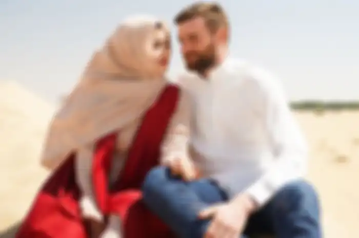 Bule ini putuskan jadi mualaf dan  masuk Islam hingga mempristri wanita berhijab ini setelah alami kejadian tak biasa di rumahnya
