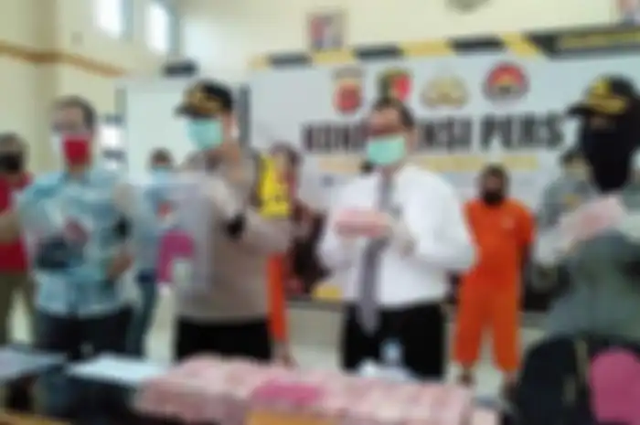Kapolres Tasikmalaya, AKBP Hendria Lesmana, bersama Kepala KPBI Tasikmalaya, Heru Saptaji, merilis pengungkapan uang palsu senila hampir Rp 3 miliar, di Mapolres, Rabu (13/5/2020).