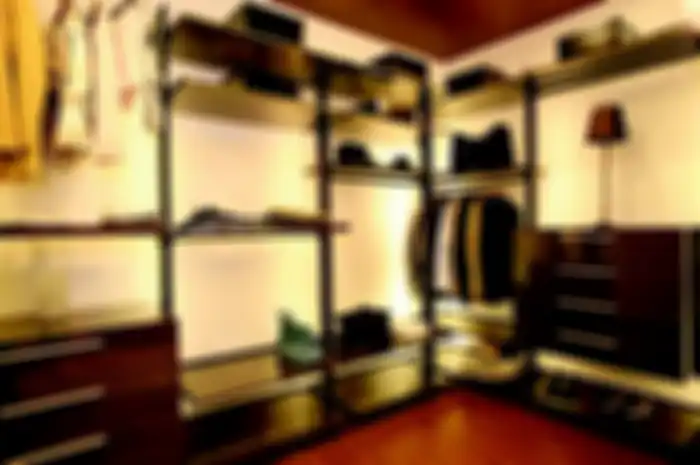 Walk-in closet mengombinasikan penyimpanan terbuka dan tertutup.
