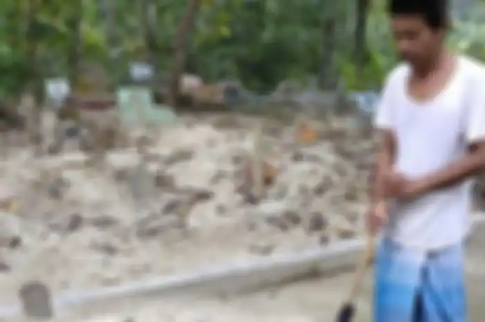 Keseharian Masngud memberishkan makam di lingkungan ponpes Al Hasani Kebumen 