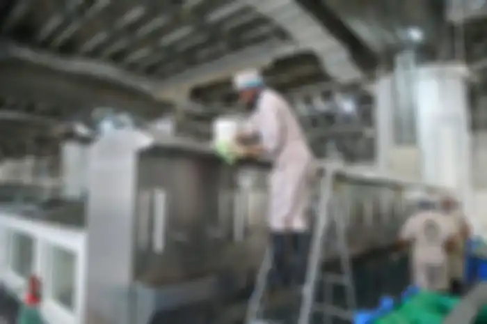 Petugas pembersih membersihkan titik air Zamzam, setelah merebaknya virus corona, di Masjidil Haram di kota suci Mekah, Arab Saudi pada 3 Maret 2020