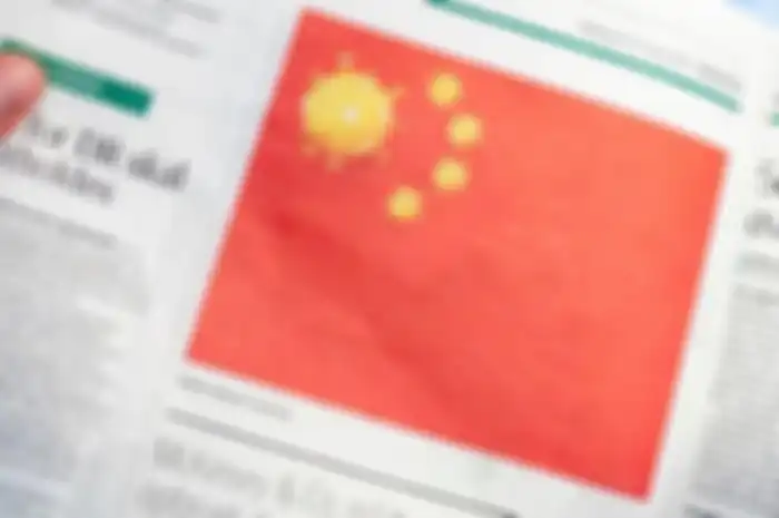 Sebuah ilustrasi satire muncul di sebuah surat kabar di Denmark yang mengubah lima bintang bendera China dengan virus corona