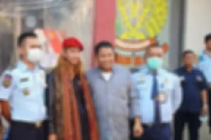Habib Bahar bin Smith saat keluar dari Lembaga Permasyarakatan (Lapas) Kelas IIA Pondok Ranjeg, Cibinong, didampingi pengacara dan keluarganya, Sabtu (16/5/2020) sekitar pukul 15.00 WIB
