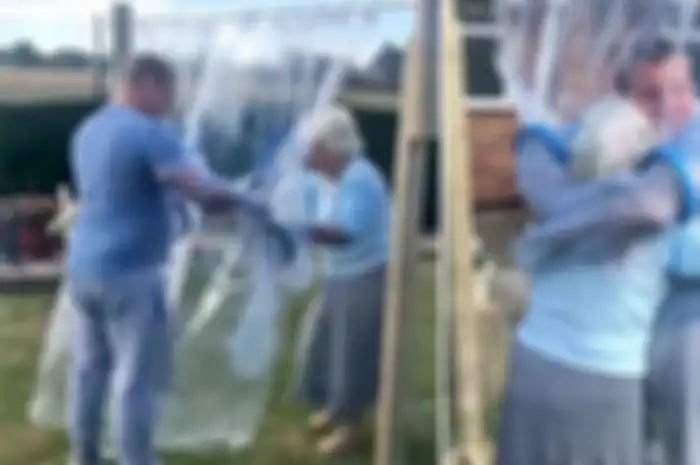 Viral Video 'Tirai Pelukan' Dibikin Khusus untuk Memeluk Sang Nenek Saat Pandemi Begini