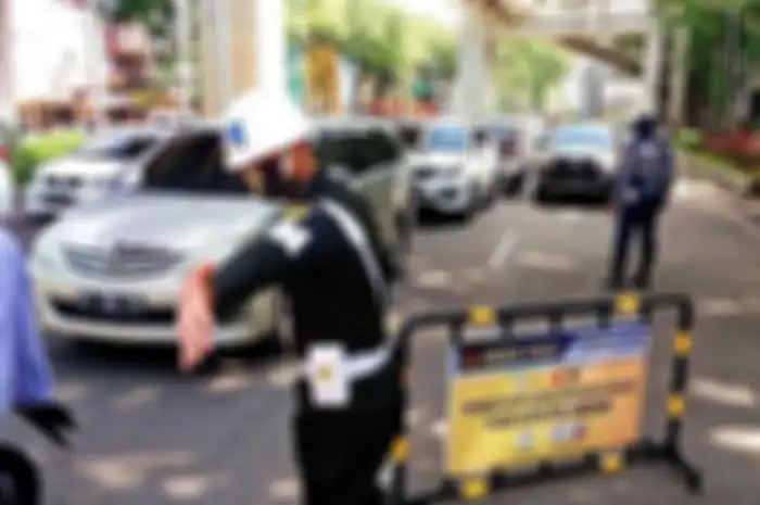 Check point pemeriksaan dalam penerapan sosialisasi PSBB Palembang di Kawasan Cinde, Kamis (21/5/2020).
