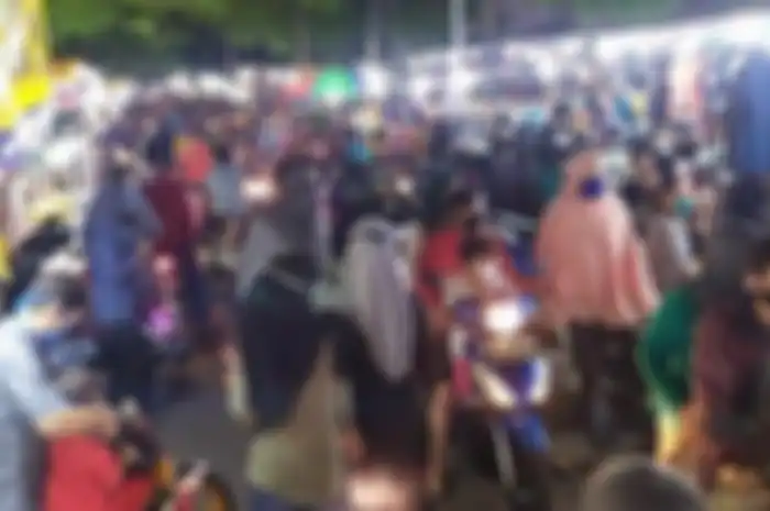 Suasana kerumunan warga di kawasan Perkampungan Industri Kreatif (PIK) Cakung, Jakarta Timur, Selasa (19/5/2020) malam