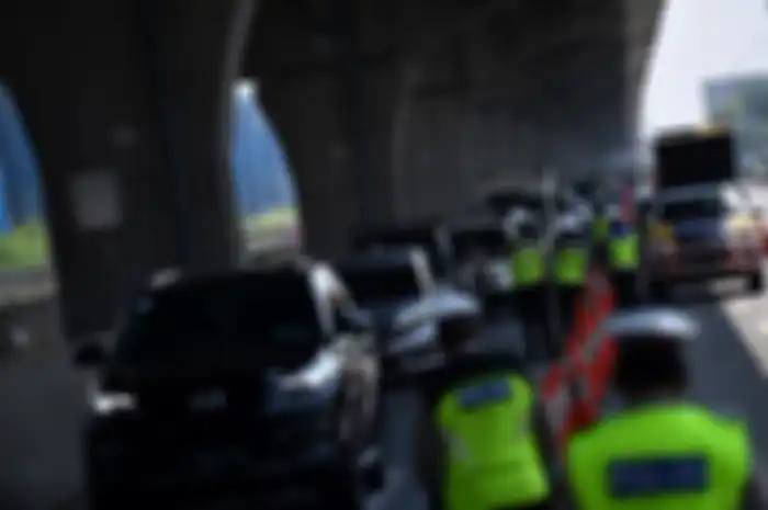 Kendaraan Nekat Mudik Mengular di Cikarang Barat