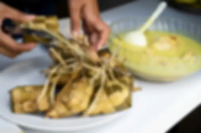 Ketupat dan opor ayam.