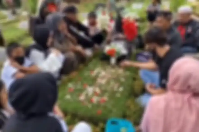 Sule dan anak-anaknya berziarah ke makam Lina Jubaedah.