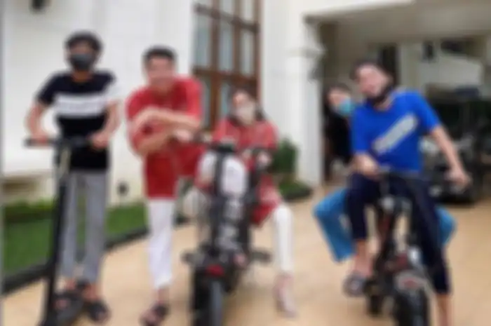 Raffi Ahmad dan Nagita Slavina berfoto bersama Ruben Onsu serta Sarwendah.