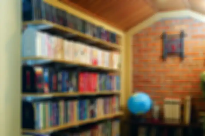 Rak buku ini juga berada di ruang  bawah atap