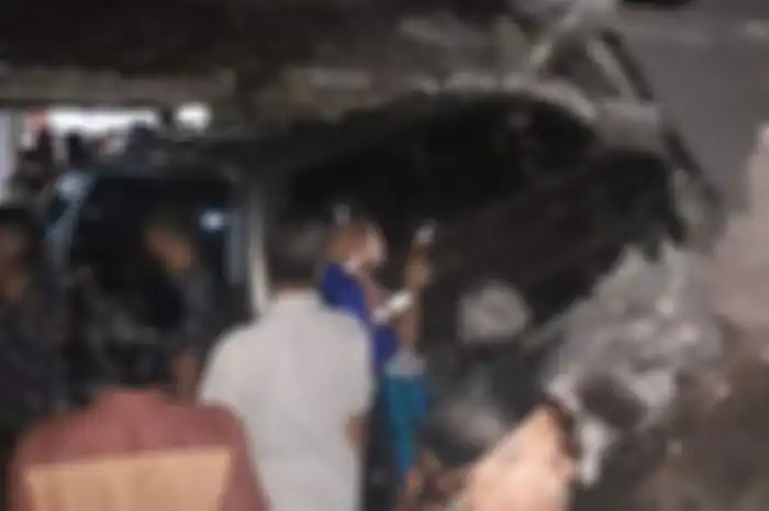 Isuzu Panther yang dikemudikan seoarang Kapolsek di wilayah hukum Rembang terjang rumah warga hingga roboh dan menewaskan balita berusia 3 tahun serta perempuan berusia 50 tahun