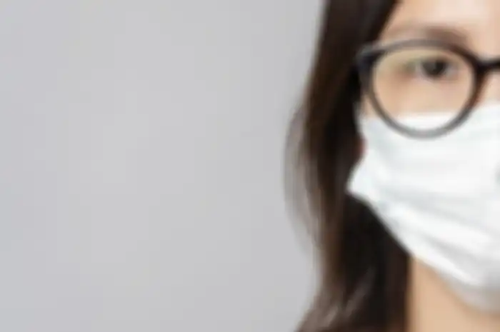 Ilustrasi perempuan berkacamata memakai masker