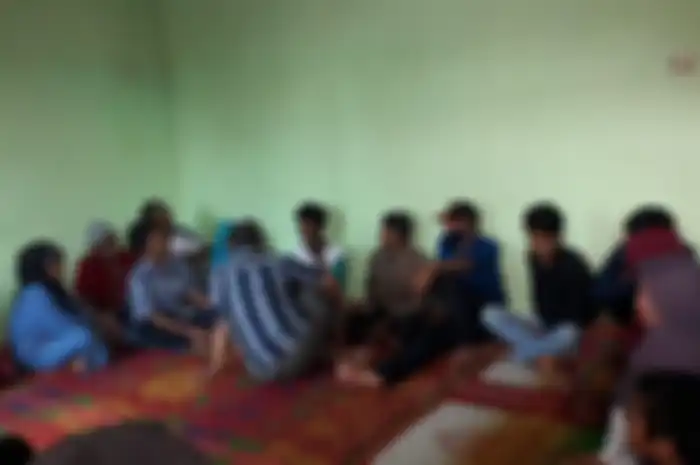 Mulyadi (tengah, kaus putih), berada di rumahnya. Mulyadi ditemukan di hutan setelah hilang selama lima hari saat berburu rusa di Hutan Lindung Bukit Daun.