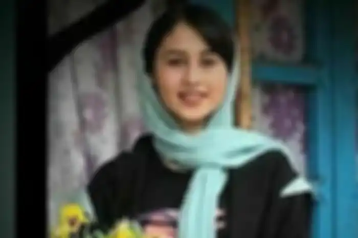 Romani Ashrafi (13) dipenggal oleh ayahnya sendiri karena jatuh cinta dengan pria yang 21 tahun lebih tua darinya.