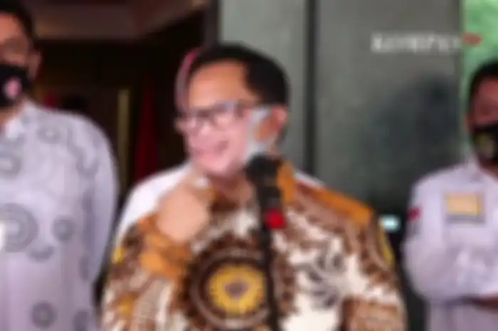 Mendagri Tito Karnavian mengenakan masker dengan gambar wajahnya sendiri. 
