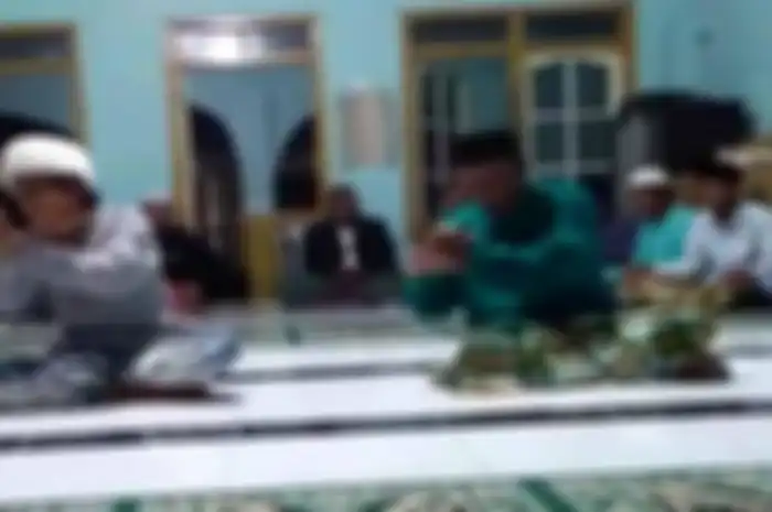 Sebuah video viral memperlihatkan jemaah salat dan wirid di Pulau Bawean, yang menghadap ke arah timur