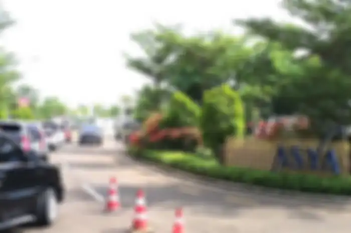Antrean mobil di gerbang perumahan Asya, mengikuti rapid test Covid-19 gratis di JGC, Jakarta Timur (27/5)