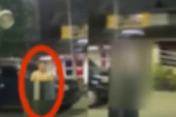 Pria ini bikin heboh warga karena berteriak ketakutan keluar dari kamar hotel tanpa busana karena hal ini