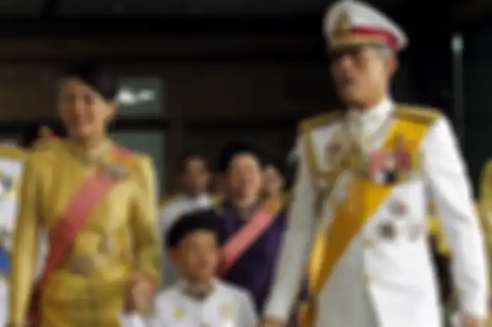 Pangeran Dipangkorn dengan keluarga kerajaan Thailand.