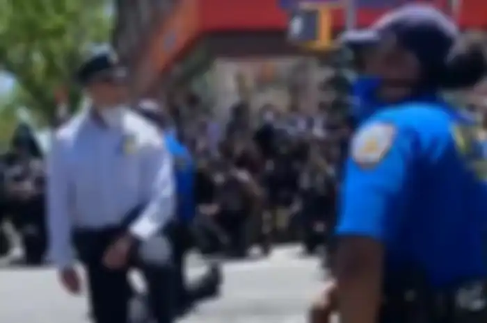 Petugas kepolisian New York ikut berlutut untuk memberi dukungan kepada demo kematian George Floyd.