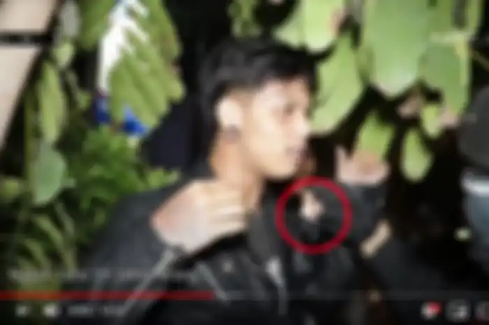 Viral pemuda panik saat ketahuan bawa bungkusan berisi serbuk putih, setelah diicip polisi ternyata garam dapur.