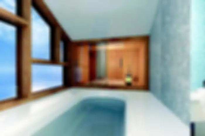 Storage di ujung tangga berperan sebagai penyimpanan di samping bathtub.