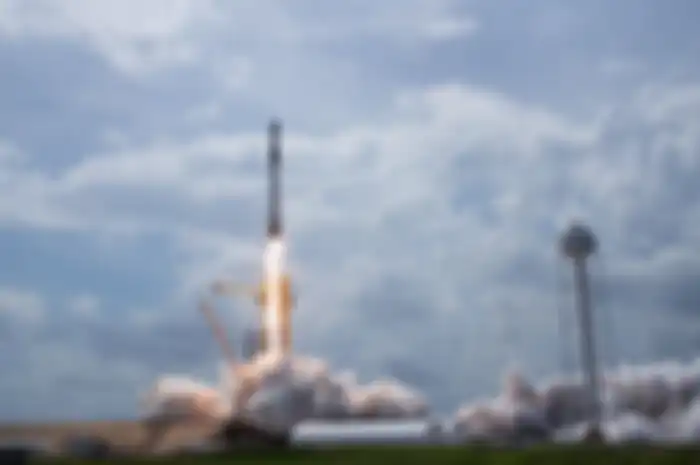 Roket SpaceX Falcon 9 meluncurkan misi Crew Dragon Demo-2 ke Stasiun Luar Angkasa Internasional dengan astronot NASA Bob Behnken dan Doug Hurley, pada 30 Mei 2020, di Kennedy Space Center NASA di Florida.