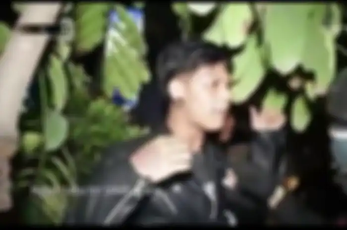 Viral pemuda panik saat ketahuan bawa bungkusan berisi serbuk putih, setelah diicip polisi ternyata garam dapur