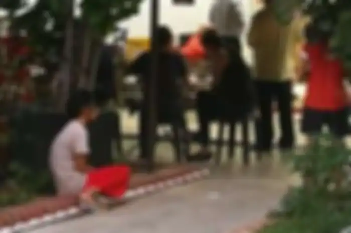 Foto viral seorang TKW duduk lesehan di luar sementara majikannya makan enak di dalam restoran