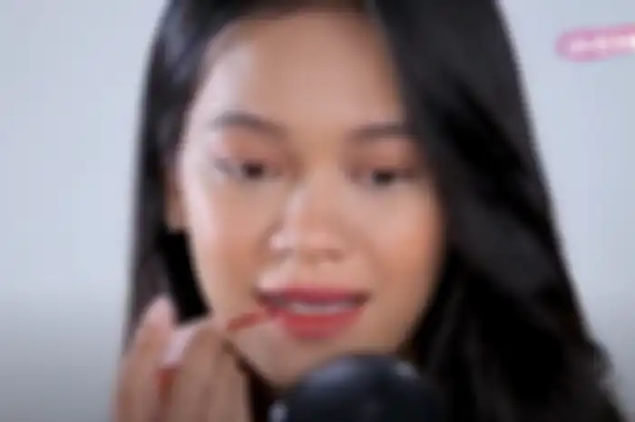 Tutorial makeup buat zodiak Gemini: Bikin ombre lips dengan nuansa oranye coral