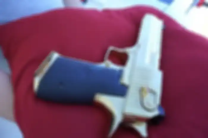 Pistol yang digunakan oleh pasangan ini saat bikin konten youtube