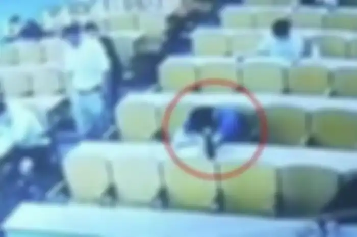 Shi menangis setelah aksi curangnya saat ujian diketahui oleh pengawas.