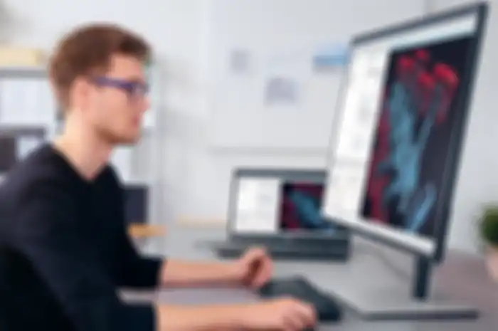 Bekerja berlama-lama di depan monitor bisa membuat lebih produktif dan sehat dibanding di laptop 
