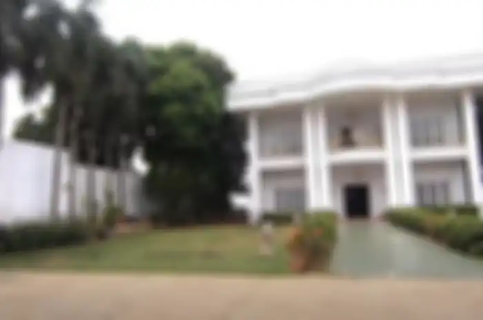 Fakta Diluar Nalar Mengenai Rumah Putih Bergaya Klasik yang Viral Sering Dipakai Syuting Sinetron, Terbongkar Harga Sewanya Tembus Rp 150 Juta per Bulan!