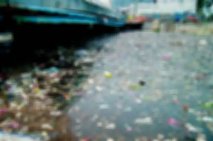 Sampah di sungai menjadi salah satu penyebab banjir.