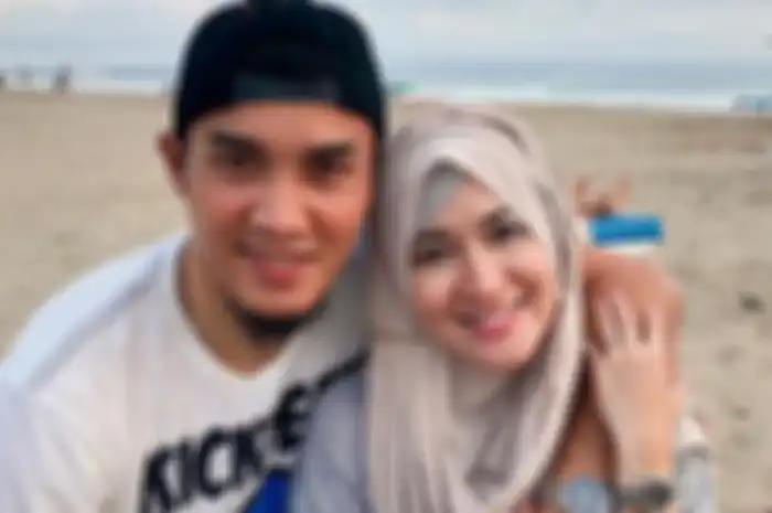 Okie Agustina dan suami
