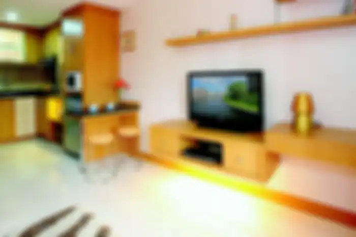Apartemen mungil terkesan istimewa dan luas dengan sentuhan cokelat keemasan.